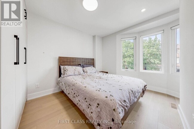 Building Photo - 431 Roxton Rd
