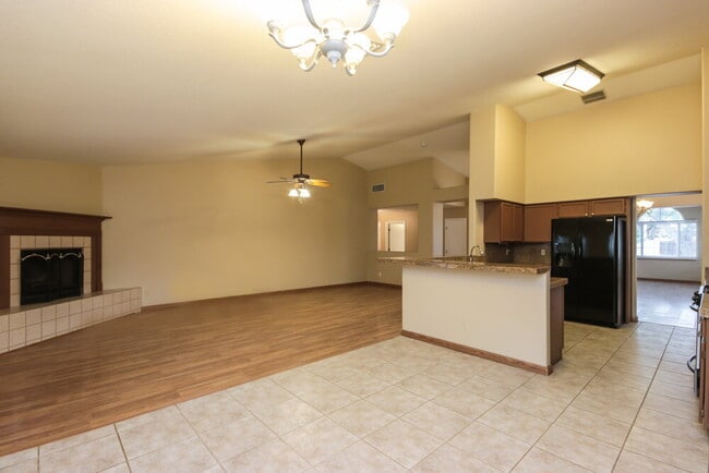 Foto del edificio - 8915 N Veridian Dr