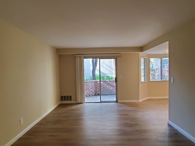 Foto del edificio - Spacious Downstairs Condo, New Wood Floori...