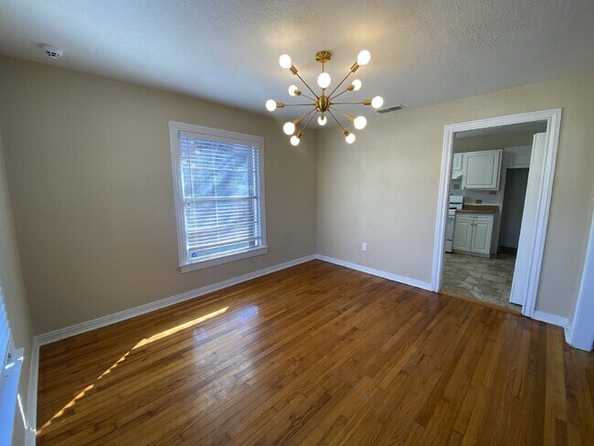 Building Photo - Adorable 3-bedroom, 1-bathroom home in the...