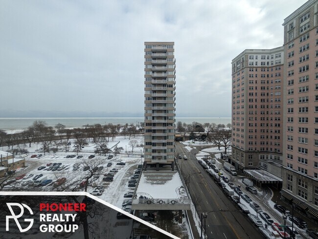 Building Photo - 5556 N Sheridan Rd