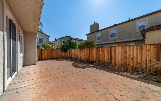 Building Photo - Price Drop! 2-story home, 4 bed, 2.5 bath,...