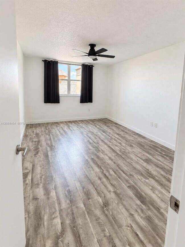 Foto del edificio - 8255 Lake Dr