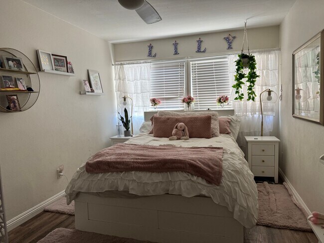Foto del edificio - Beautifully Updated 4 Bedroom, 3 Bath Sing...