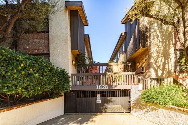 Exterior - 1828-1838 Barry Ave