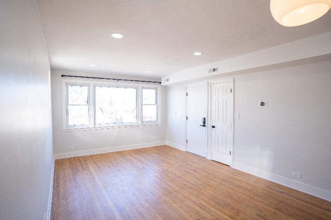 Foto del edificio - 5735 W Addison St