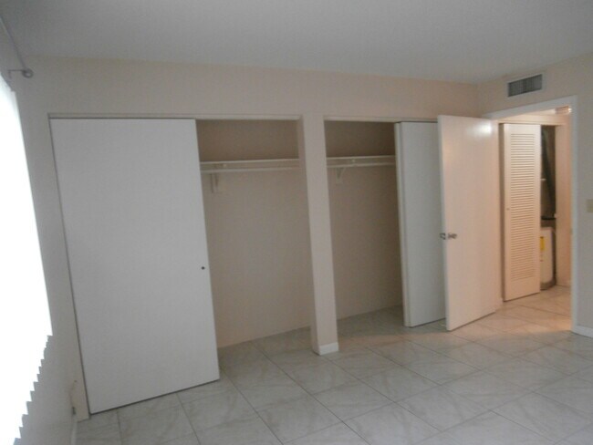 Building Photo - 525 S Broadway