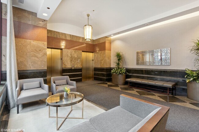 Foto del edificio - 100 E Huron St