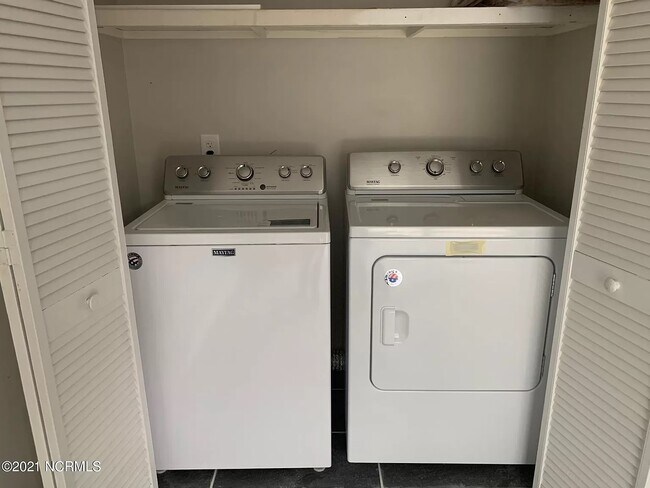 Foto del edificio - 8 Upton Ct