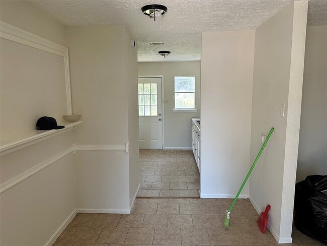 Building Photo - 9301 Chesterfield Dr