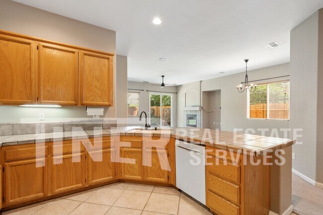 Building Photo - Stylish Pet-Friendly Home In The Gateway W...