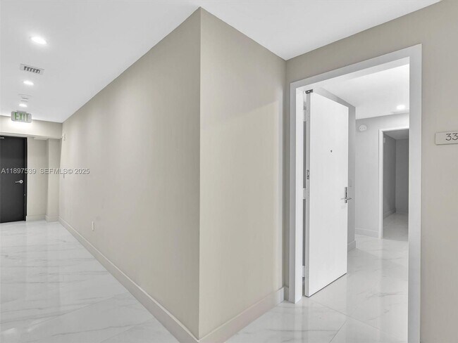 Foto del edificio - 700 NE 24th St