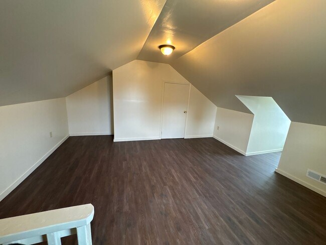 Foto del edificio - 3 Bedroom House, Parking, Yard-York City SD