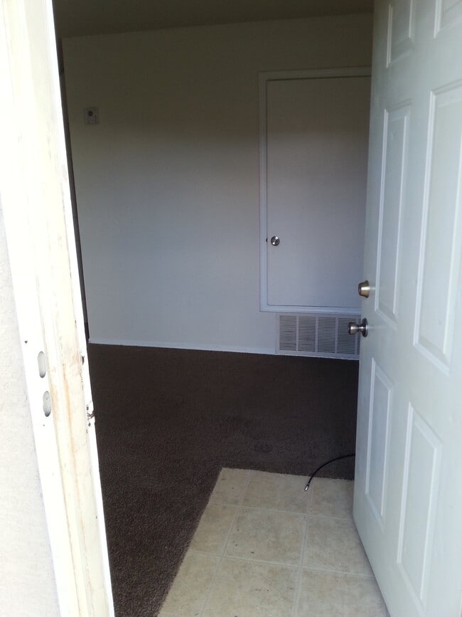 Building Photo - 2101 Elm St SE