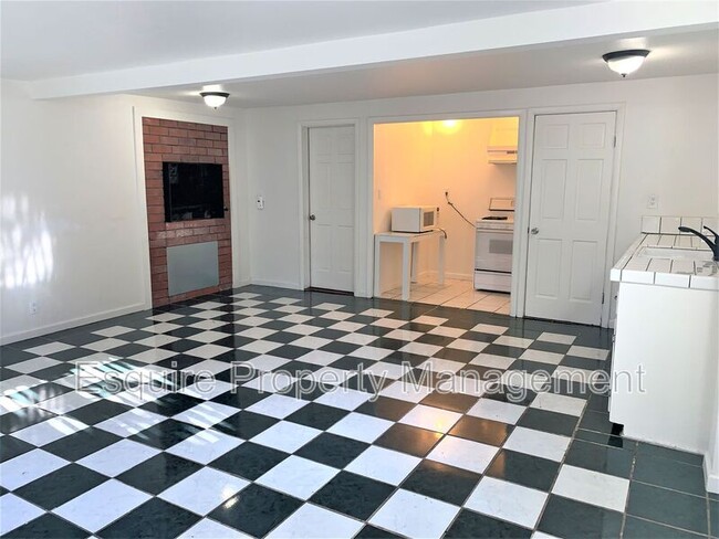 Building Photo - 223 Deodar Ave