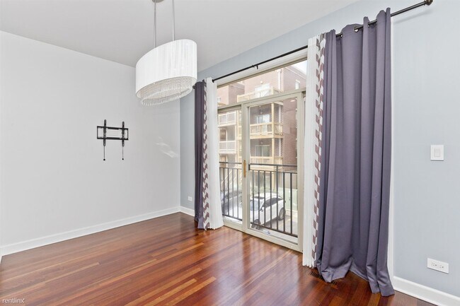 Building Photo - 2 br, 2.5 bath Townhome - 1332 N Burling St