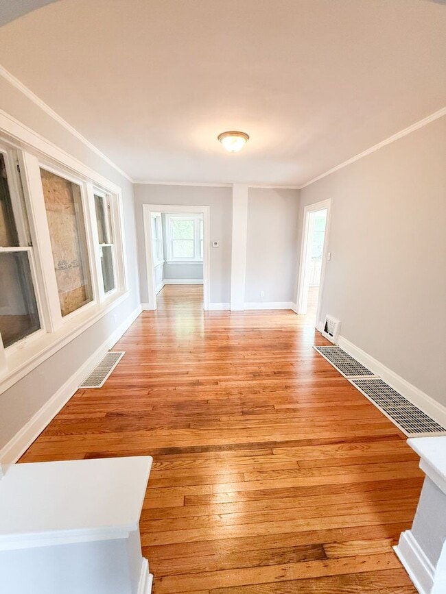 Building Photo - Newly Renovated 3 Bed/ 1.5 Bath With Hardwood Flooring!
