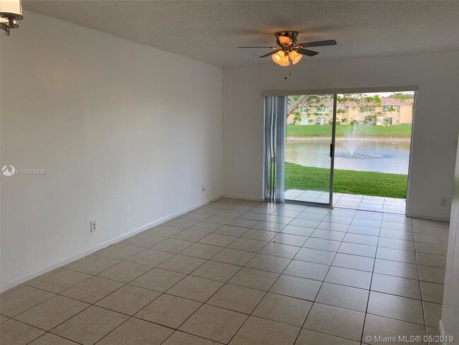 Building Photo - 895 Twin Lakes Dr