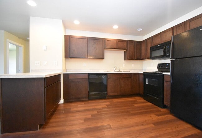 Building Photo - Pet Friendly! Beautiful 2 bedroom, 2 bathr...