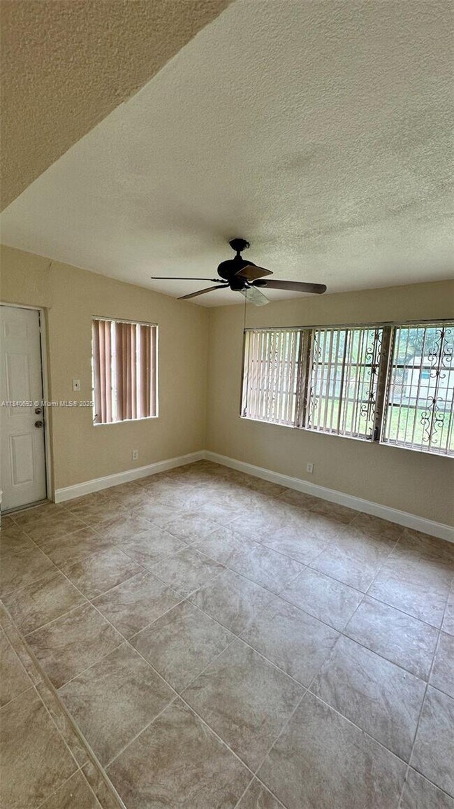 Foto del edificio - 5317 SW 24th St