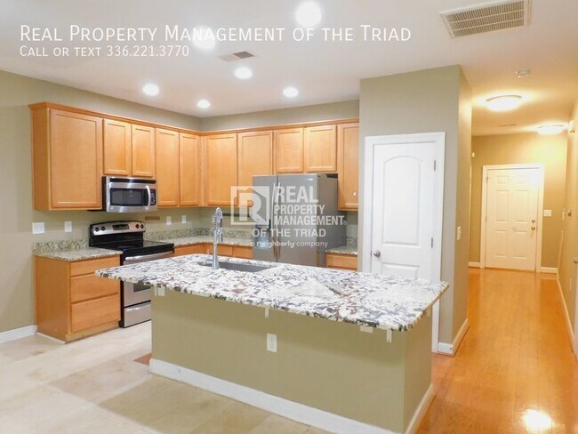 Building Photo - Spacious 3 BR / 2.5 BA Town Home Near Brya...