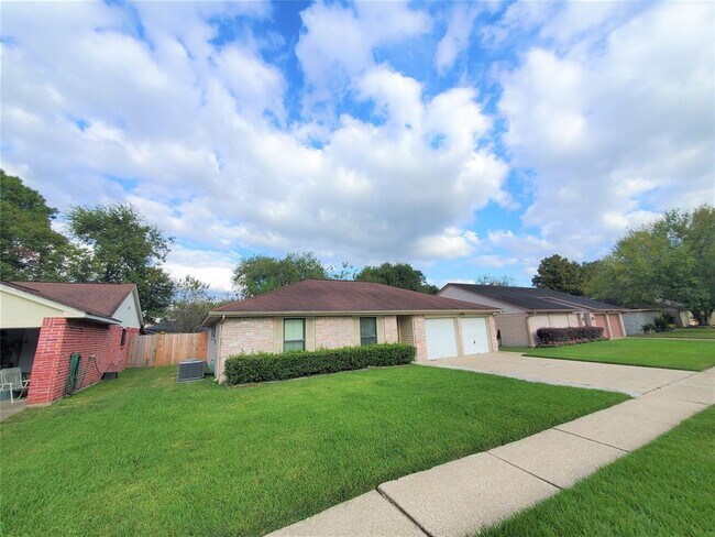 Building Photo - 11826 Guadalupe River Dr