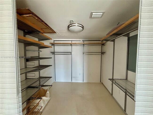 Foto del edificio - 185 SW 7th St