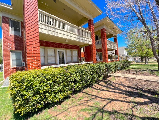 Building Photo - Charming Apartment in Historic OKC!