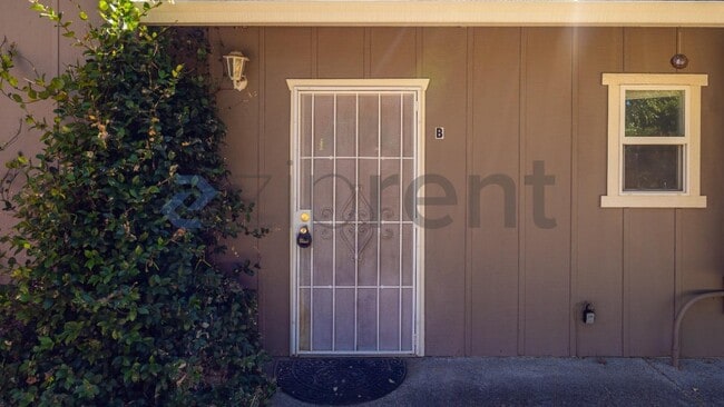 Building Photo - Unit B