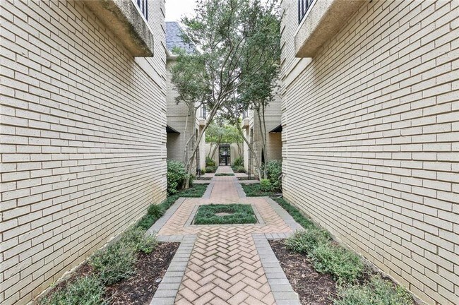 Building Photo - 4507 Holland Ave