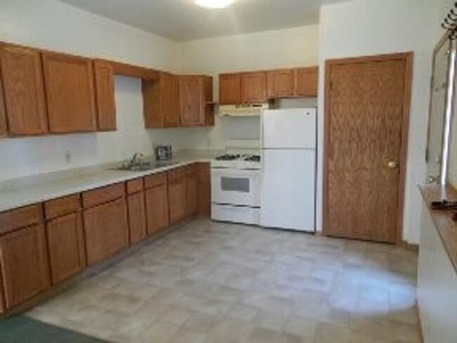 Building Photo - 2 Bedroom 1 Bathroom unit For Rent