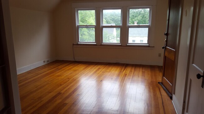 Foto del edificio - 32 Westwood Rd