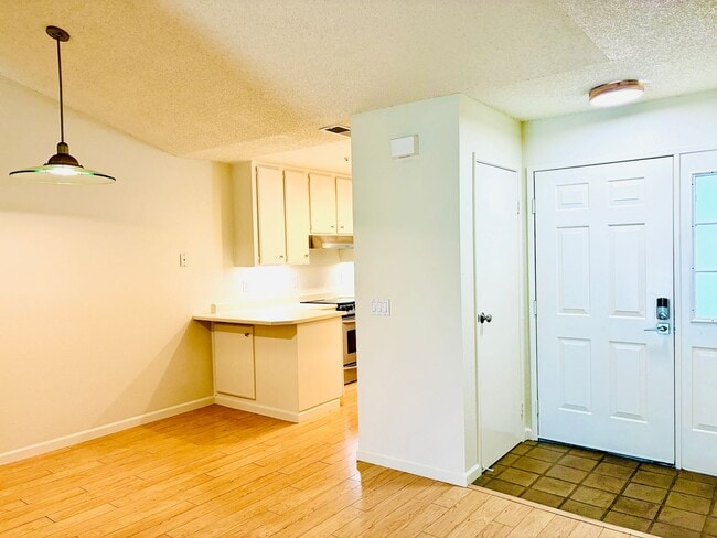 Building Photo - House like 2bed/1.5 Bath Condo with Spacious Corner Yard and 2 Car Garage