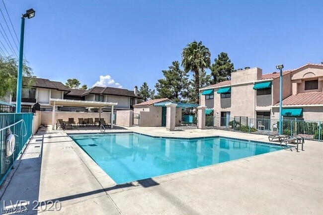 Foto del edificio - 2140 Pinetop Ln