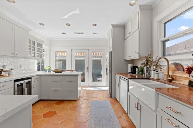 Foto del edificio - 1002 W Cottage St