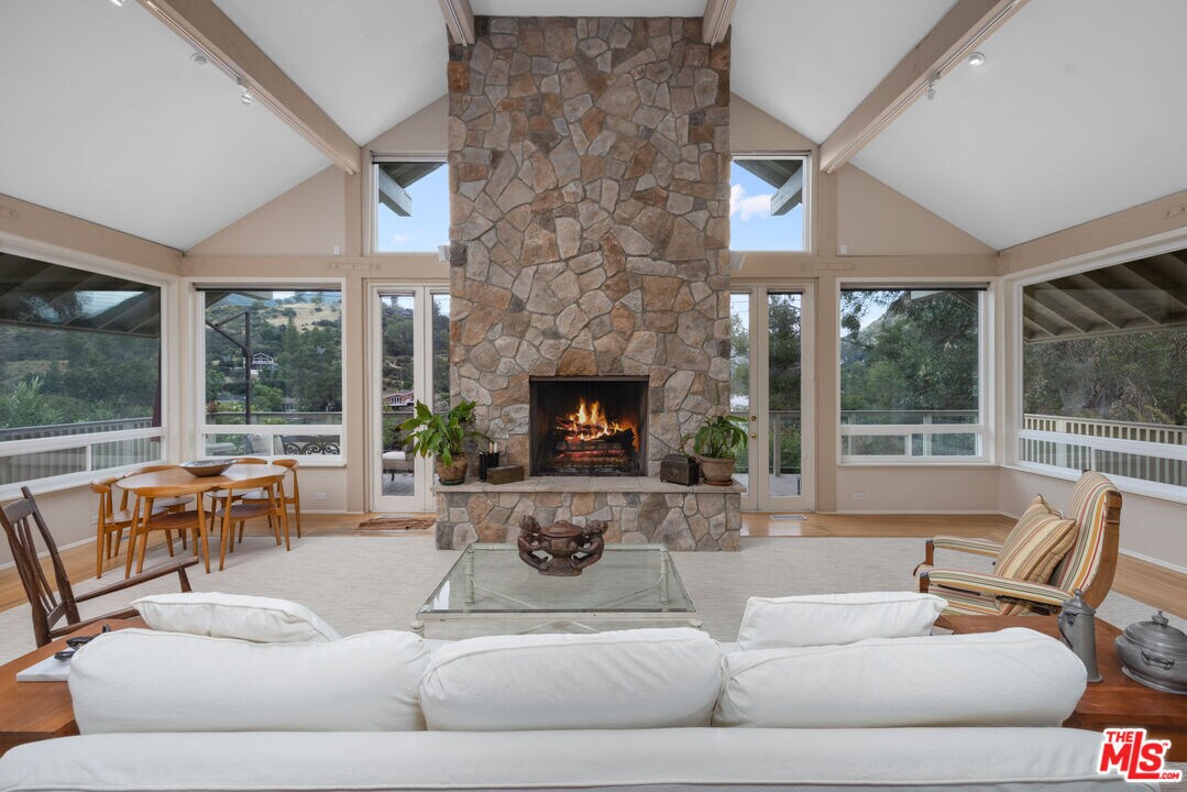 Foto principal - 2090 E Lake Shore Dr