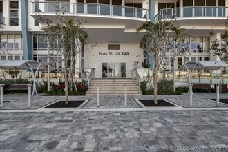 Building Photo - 220 Lake Shore Dr