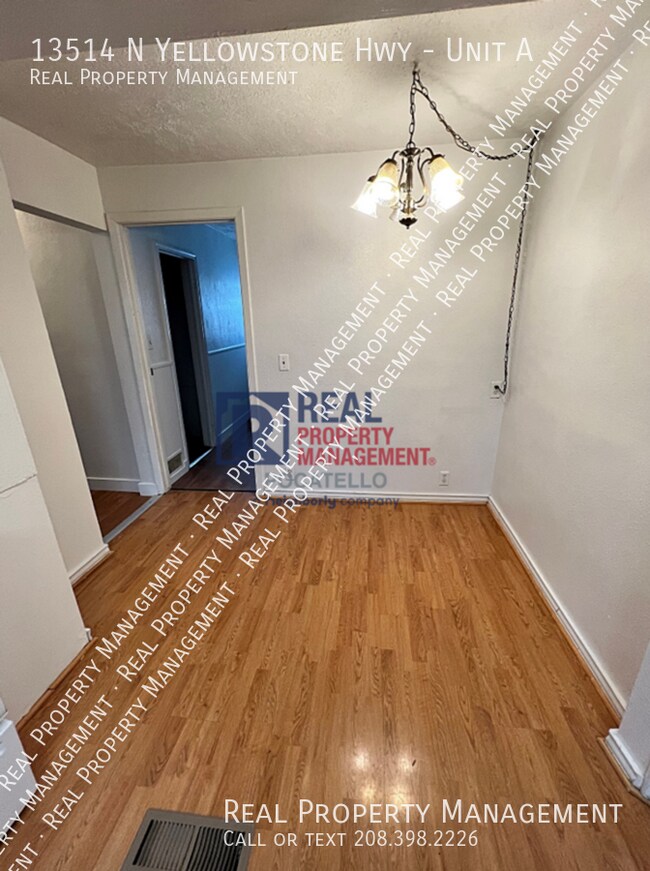 Foto del edificio - 3 Bedroom 1 Bath apartment - Small dogs ne...