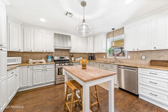 Building Photo - 124 S Locksley Dr