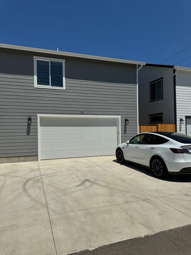 Foto del edificio - New 4 Bed / 2.5 Bath Duplex! $250 Amazon G...