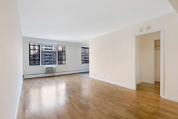 Foto principal - 97-20 57th Ave