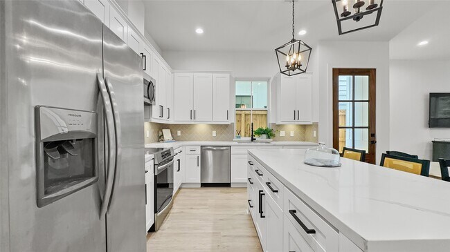 Foto del edificio - 6423 Highland Pine Ln