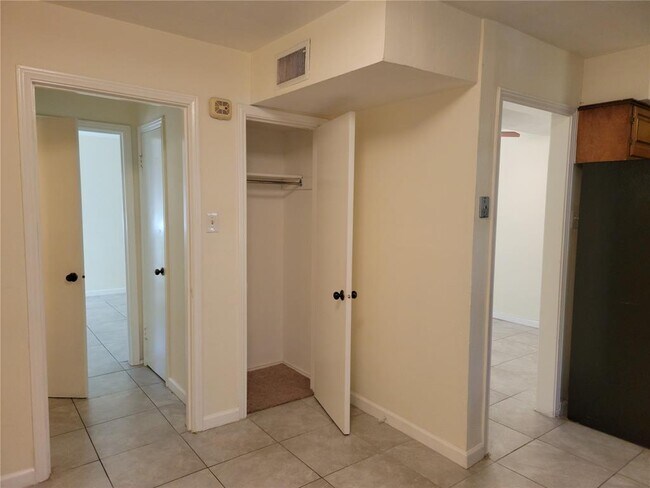 Building Photo - 906 S Weatherred Dr