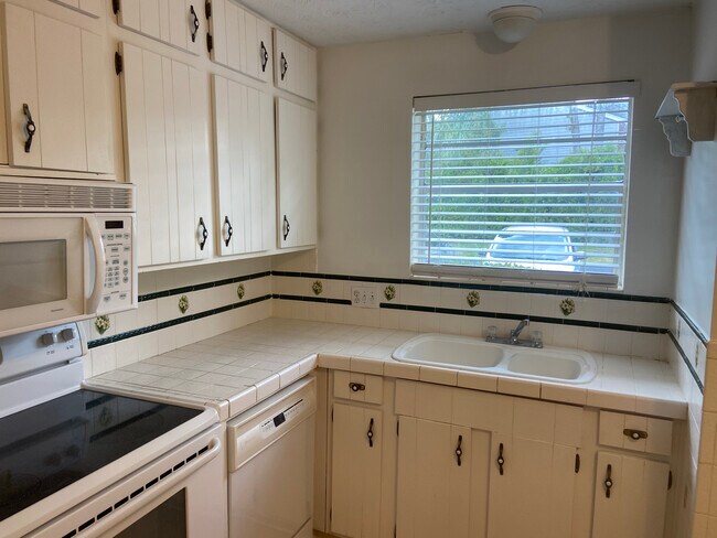 Foto del edificio - 4222 Lake Underhill Rd