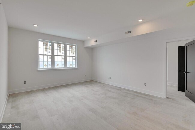 Foto del edificio - 3045-51 Richmond St