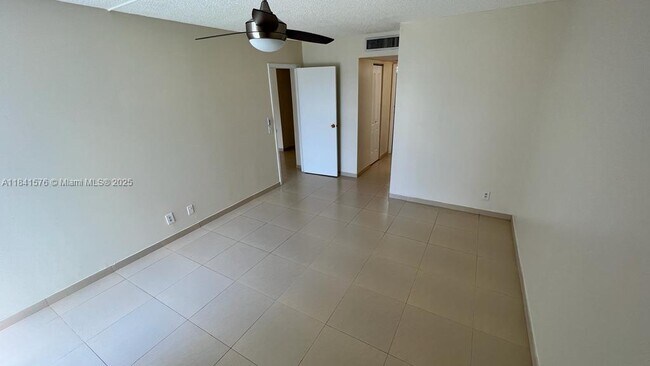Foto del edificio - 20500 W Country Club Dr