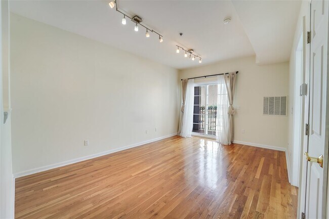 Building Photo - 318 54th St