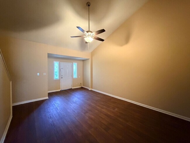 Foto del edificio - 2 bed/ 2 bathroom Townhome