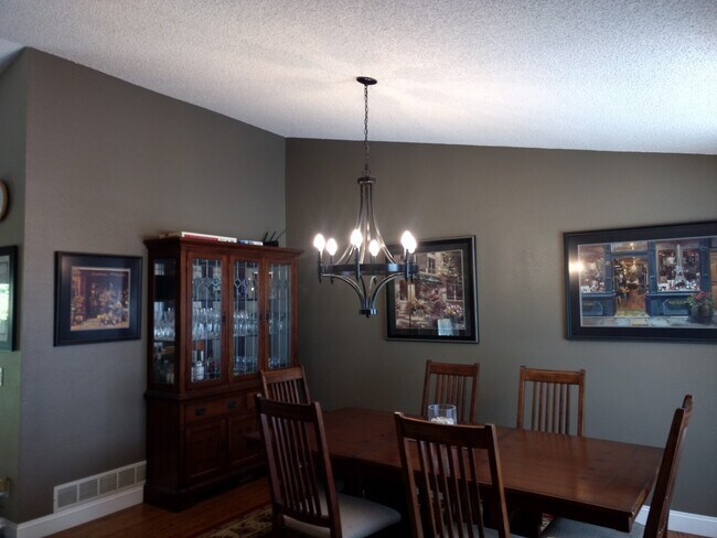 Building Photo - Beautiful 4B/3B in Louisville Available Ja...