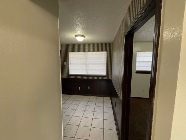 Foto del edificio - 3 Bed, 1 Bath, 2 Car Garage